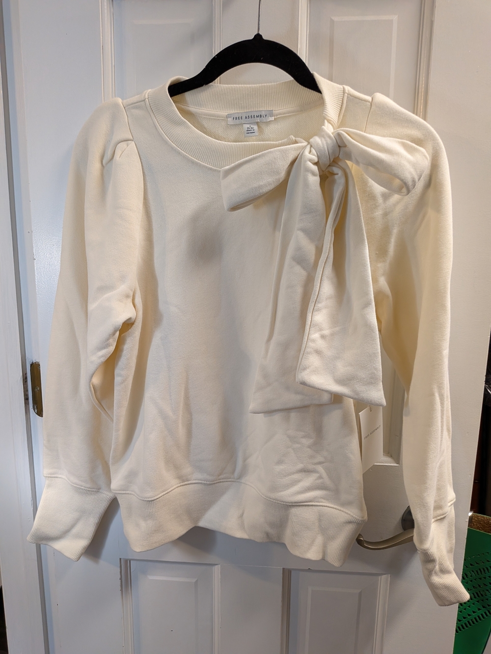 Free Assembly Cream Bow-Accent Sweatshirt Size Small 4/6 NWT